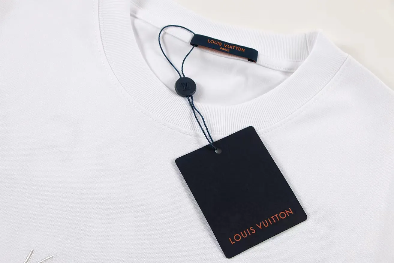 🅿️150 Style: 2026 new Louis Vuitton short-sleeved T-shirt Material: High version 300g double yarn combed cotton Size: S～XL Color: black white Style number: H022